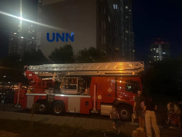 Чоловік з погрозами стрибнути з вікна: драма під Києвом