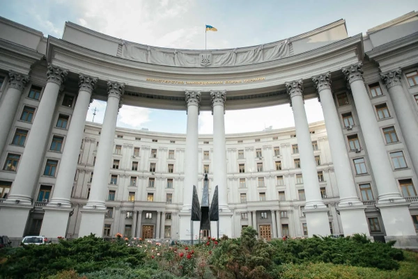 “Фенікс” перед МЗС: символ незламності Києва, фото