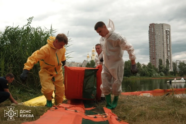 Київ: 6 діб ліквідовують нафтозабруднення озера Кирилівського 11 Київ: 6 діб ліквідовують нафтозабруднення озера Кирилівського 11