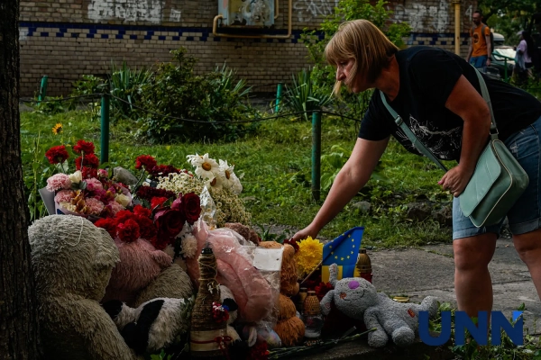 Молитва за загиблих біля зруйнованого будинку в Києві 13 Молитва за загиблих біля зруйнованого будинку в Києві 11