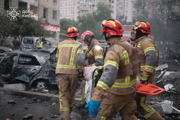 ДСНС: Наслідки обстрілу Києва – руйнування, пожежі, пошук людей 18 ДСНС: Наслідки обстрілу Києва – руйнування, пожежі, пошук людей 16