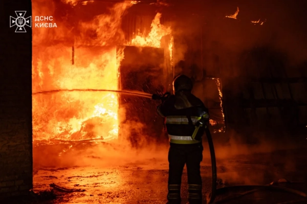 Пожежі у Києві: згоріли склад та 11 авто після атаки
