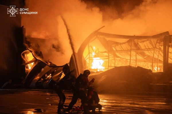 У Сумах росіяни вдарили по рятувальниках під час гасіння пожежі 11 У Сумах росіяни вдарили по рятувальниках під час гасіння пожежі 9