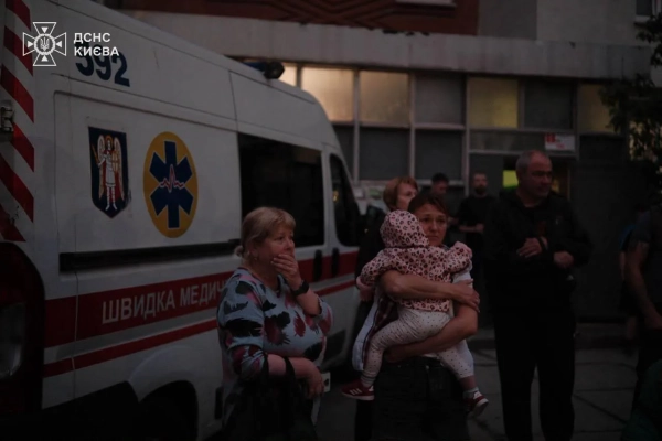 ДСНС: Наслідки обстрілу Києва – руйнування, пожежі, пошук людей 14 ДСНС: Наслідки обстрілу Києва – руйнування, пожежі, пошук людей 12