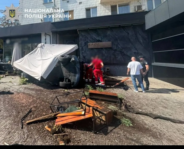BMW врізався в терасу в Києві: є постраждалий 7 BMW врізався в терасу в Києві: є постраждалий 5