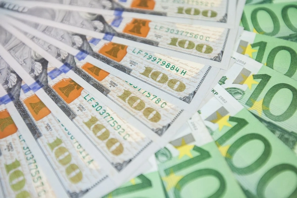 Курс валют 31 серпня: долар і євро пішли вгору