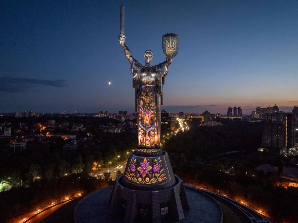 "Майбутнє пам'ятає": інсталяція на Батьківщині-Матері 11