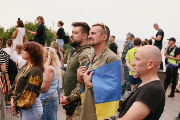Дюка вдягли у вишиванку: Одеса святкує перше з часів вторгнення 13 Дюка вдягли у вишиванку: Одеса святкує перше з часів вторгнення 11