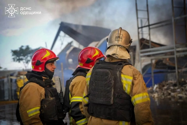 РФ атакувала ТЦ на Одещині: масштабна пожежа, ДСНС показала наслідки 15