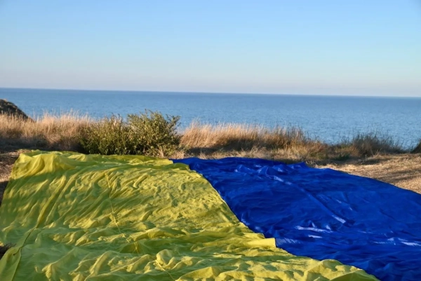 Прапор України над Чорним морем: дрон підняв 72 м²</div> 6