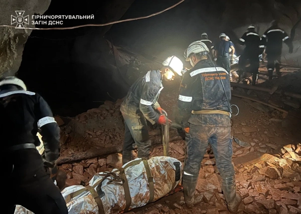 Трагедія на Дніпропетровщині: троє гірників загинули під землею 17 Трагедія на Дніпропетровщині: троє гірників загинули під землею 15