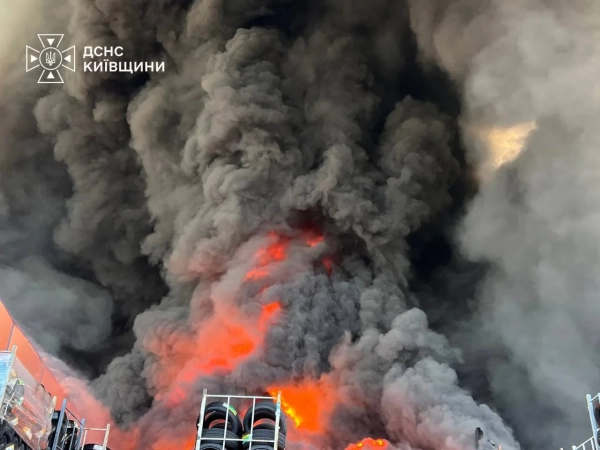Київщина: горіли логістичні об’єкти після атаки рф. Нові деталі.