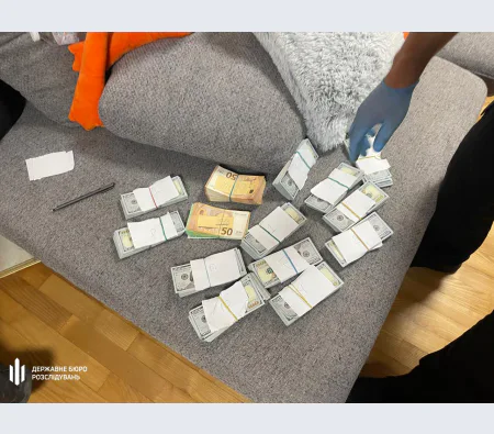 Медикиня вимагала $12000 за операцію: затримання на Дніпровщині 13