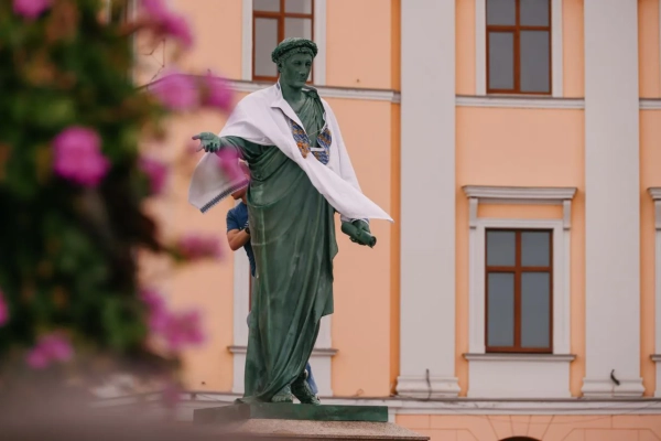 Дюка вдягли у вишиванку: Одеса святкує перше з часів вторгнення 12 Дюка вдягли у вишиванку: Одеса святкує перше з часів вторгнення 10
