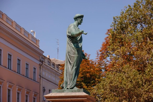 Одеса: Дюка де Рішельє "роздягли" від мішків з піском 33 Одеса: Дюка де Рішельє "роздягли" від мішків з піском 31