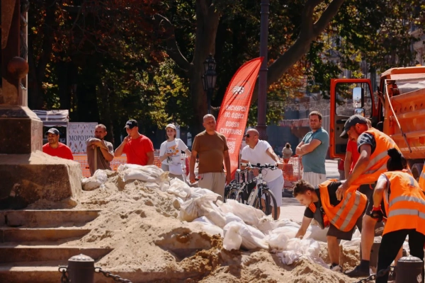 Одеса: Дюка де Рішельє "роздягли" від мішків з піском 34 Одеса: Дюка де Рішельє "роздягли" від мішків з піском 32