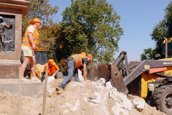 Одеса: Дюка де Рішельє "роздягли" від мішків з піском 26 Одеса: Дюка де Рішельє "роздягли" від мішків з піском 24