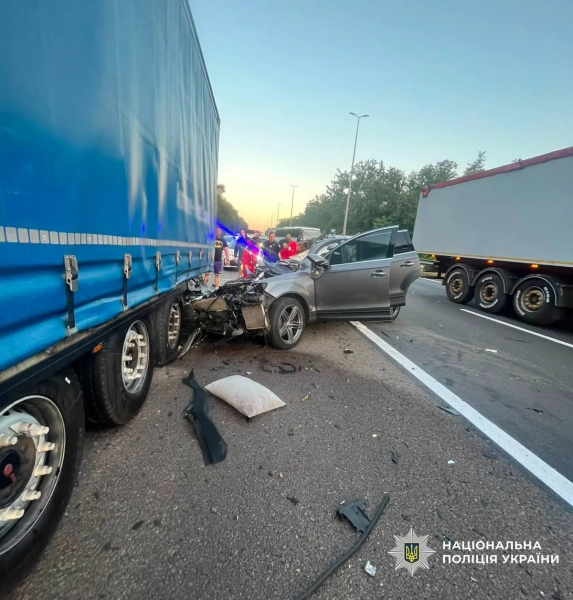 Київ: ДТП з загиблими – авто врізалося у вантажівку