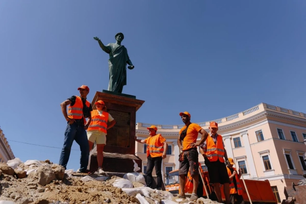 Одеса: Дюка де Рішельє “роздягли” від мішків з піском