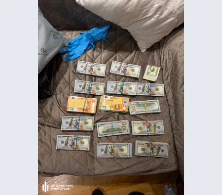 Медикиня вимагала $12000 за операцію: затримання на Дніпровщині 11