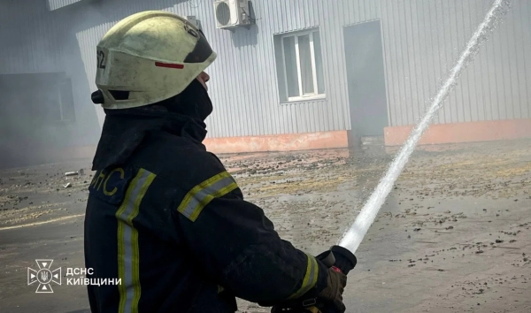 Київщина: ліквідація наслідків обстрілів, повторні атаки ускладнюють роботу 17 Київщина: ліквідація наслідків обстрілів, повторні атаки ускладнюють роботу 15