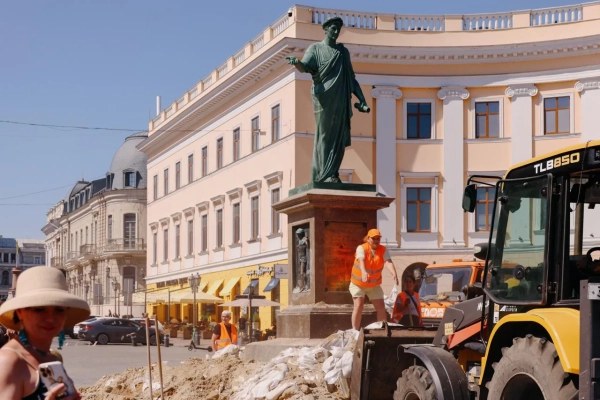Одеса: Дюка де Рішельє "роздягли" від мішків з піском 22 Одеса: Дюка де Рішельє "роздягли" від мішків з піском 20