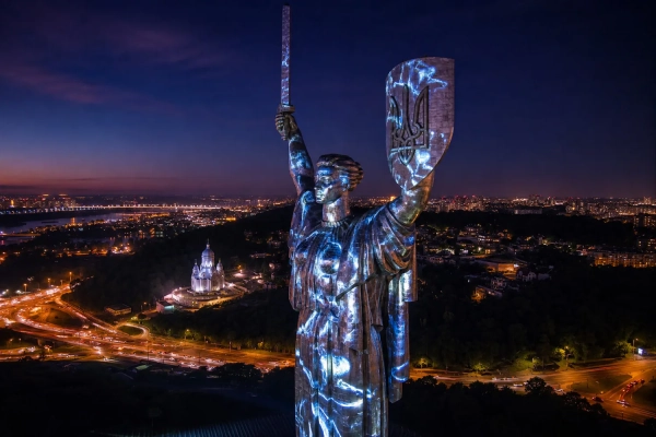 “Майбутнє пам’ятає”: інсталяція на Батьківщині-Матері