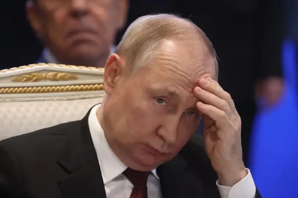 Путін ховається від дронів: бронепоїзд та фейкові кортежі