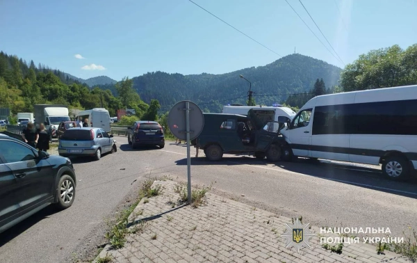 ДТП на Закарпатті: 13 постраждалих, включно з дітьми 4 ДТП на Закарпатті: 13 постраждалих, включно з дітьми 2