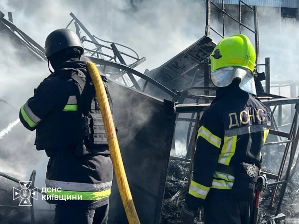 Київщина: горіли логістичні об'єкти після атаки рф. Нові деталі. 13