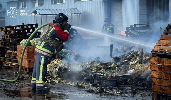 Київщина: ліквідація наслідків обстрілів, повторні атаки ускладнюють роботу 20 Київщина: ліквідація наслідків обстрілів, повторні атаки ускладнюють роботу 18