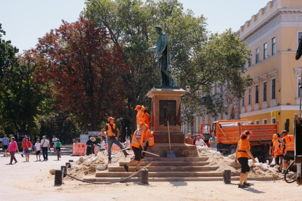 Одеса: Дюка де Рішельє "роздягли" від мішків з піском 28 Одеса: Дюка де Рішельє "роздягли" від мішків з піском 26