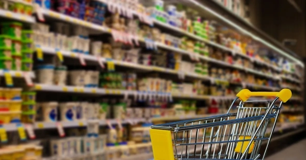 АТБ обмежує продаж, “Сільпо” — ні: ситуація з продуктами