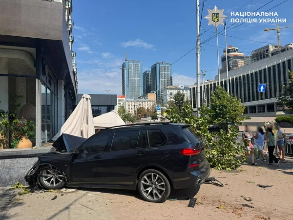 BMW врізався в терасу в Києві: є постраждалий 8 BMW врізався в терасу в Києві: є постраждалий 6