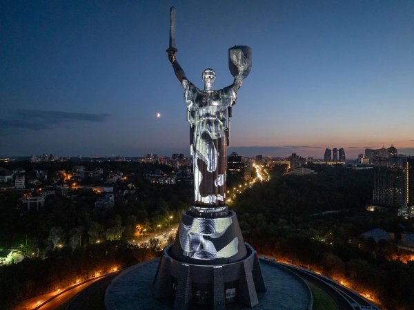 "Майбутнє пам'ятає": інсталяція на Батьківщині-Матері 16