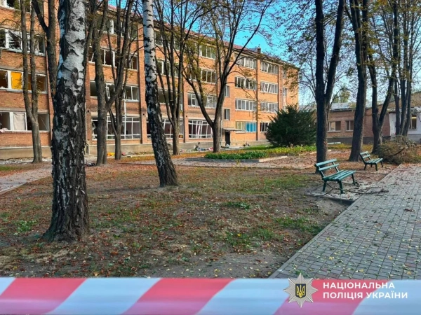 Київ: Атака РФ пошкодила гімназію та медзаклад