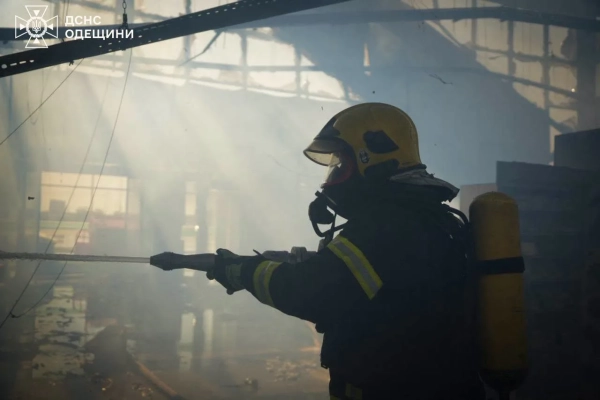 РФ атакувала ТЦ на Одещині: масштабна пожежа, ДСНС показала наслідки 12
