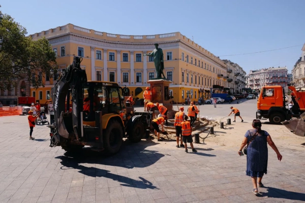 Одеса: Дюка де Рішельє "роздягли" від мішків з піском 27 Одеса: Дюка де Рішельє "роздягли" від мішків з піском 25