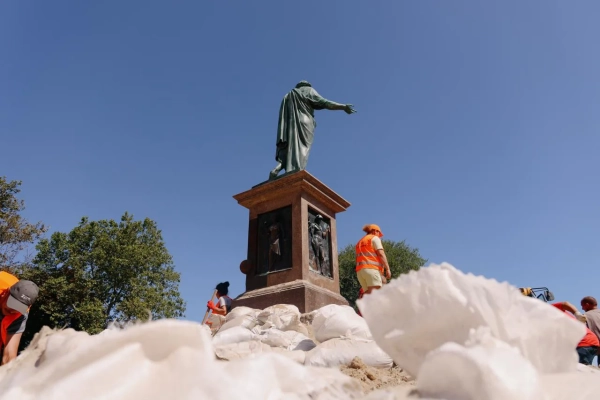 Одеса: Дюка звільнили від мішків: чому це сталося 32 Одеса: Дюка звільнили від мішків: чому це сталося 30