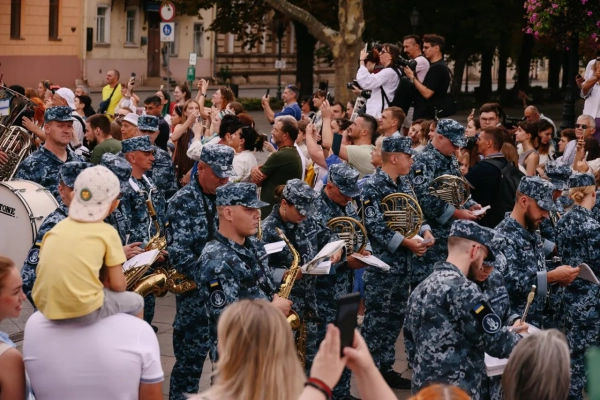 Дюка вдягли у вишиванку: Одеса святкує перше з часів вторгнення 20 Дюка вдягли у вишиванку: Одеса святкує перше з часів вторгнення 18
