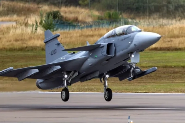 Gripen F: нові деталі про двомісний літак, важливий для України