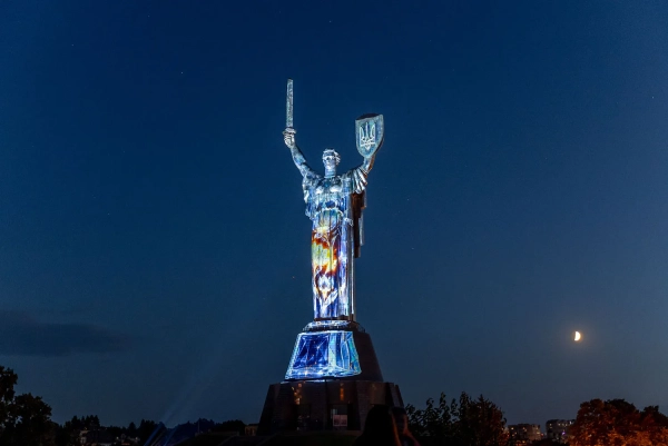 "Майбутнє пам'ятає": інсталяція на Батьківщині-Матері 13