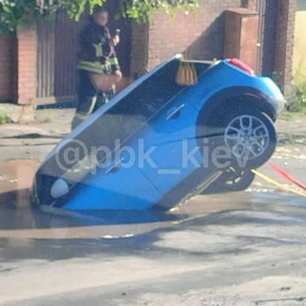 Прорив водопроводу в Києві: авто провалилося у яму