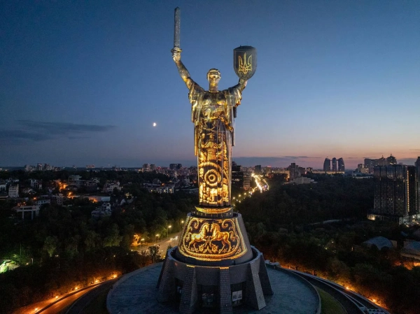 "Майбутнє пам’ятає": нова арт-інсталяція на Батьківщині-Матері 11 "Майбутнє пам’ятає": нова арт-інсталяція на Батьківщині-Матері 9