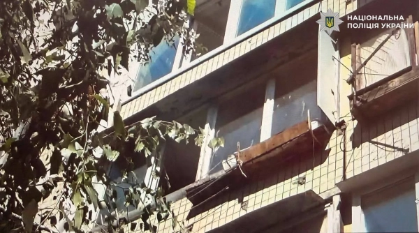 Звірство у Києві: пінчера скинули з балкона, влаштувавши застілля