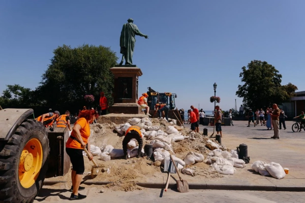 Одеса: Дюка де Рішельє "роздягли" від мішків з піском 29 Одеса: Дюка де Рішельє "роздягли" від мішків з піском 27
