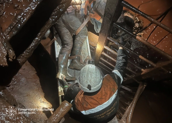 Трагедія на Дніпропетровщині: троє гірників загинули під землею 14 Трагедія на Дніпропетровщині: троє гірників загинули під землею 12