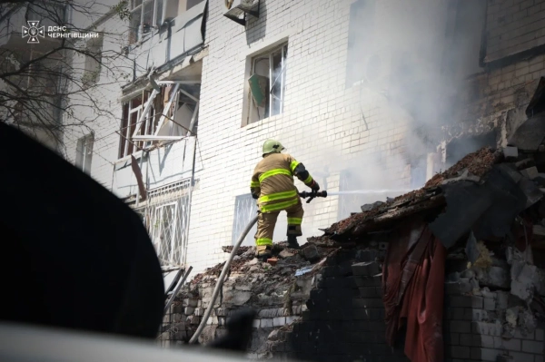Чернігів: 17 постраждалих від удару РФ по житловому будинку 11 Чернігів: 17 постраждалих від удару РФ по житловому будинку 9