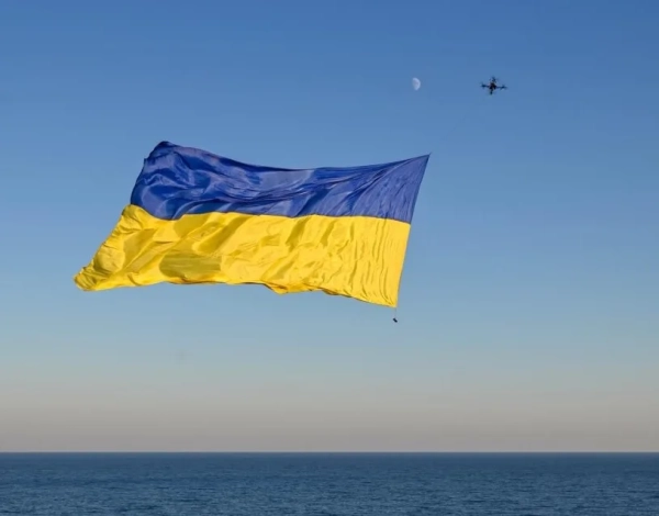 Прапор України над Чорним морем: дрон підняв 72 м²