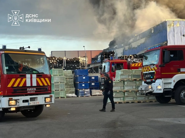 Київщина: горіли логістичні об'єкти після атаки рф. Нові деталі. 14